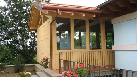 Casa in Legno con Finestre